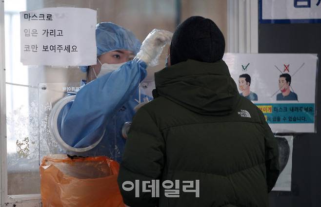 신종 코로나바이러스 감염증(코로나19) 신규 확진자가 3833명 발생한 2일 오전 서울역광장에 마련된 선별진료소를 찾은 시민들이 검체검사를 받고 있다. (사진=방인권 기자)