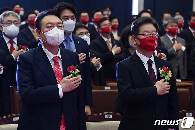 이재명 더불어민주당 대선 후보(오른쪽)와 윤석열 국민의힘 대선 후보. 2022.1.3/뉴스1 © News1 이승배 기자