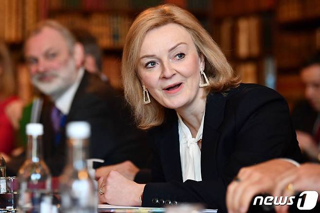 13일(현지시간) 리즈 트러스 외무부 장관이 영국 런던 남부 세븐오크스에서 열린 유럽연합(EU) 집행위원회 부의장과 회의에 참석하고 있다. 2022.01.13 © AFP=뉴스1