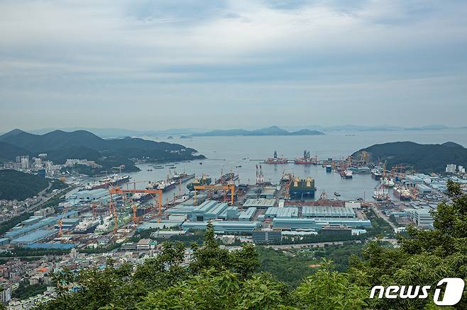 경남 거제시에 위치한 대우조선해양 전경.2022.1.14.(경남도 제공) © News1