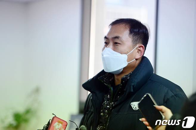 14일 오전 광주 서구 화정동 '현대산업개발 아파트 신축공사 붕괴사고' 현장에서 실종자 가족 임시 대표 안정호씨(45)가 언론브리핑을 하고 있다. 지난 11일 오후 3시46분쯤 해당 아파트에서 붕괴사고가 발생해 6명이 실종됐다. 2022.1.14/뉴스1 © News1 정다움 기자