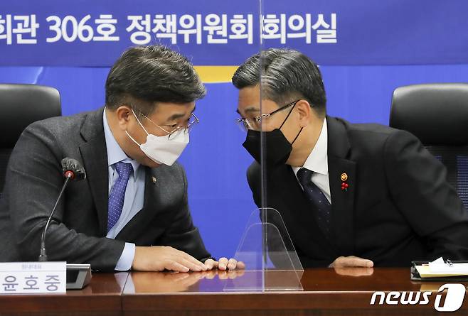 윤호중 더불어민주당 원내대표(왼쪽)와 서욱 국방부 장관이 14일 오전 서울 여의도 국회의원회관에서 열린 '군사보호구역 해제 및 완화 당정협의'에 참석, 대화하고 있다. © News1 이승배 기자
