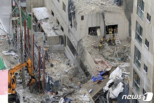 소방당국이 13일 오후 광주 서구 화정동 '현대산업개발 아파트 신축공사 붕괴사고' 현장에서 실종자 수색을 하고 있다. 지난 11일 오후 3시46분쯤 신축 공사 중이던 해당 아파트에서 붕괴사고가 발생해 6명이 실종됐다. 2022.1.13/뉴스1 © News1 정다움 기자