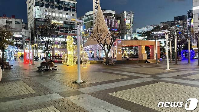 경남 창원시 중심번화가인 성산구 상남동 일대 만남의 장소로 유명한 상남분수광장 모습. © 뉴스1 강정태 기자