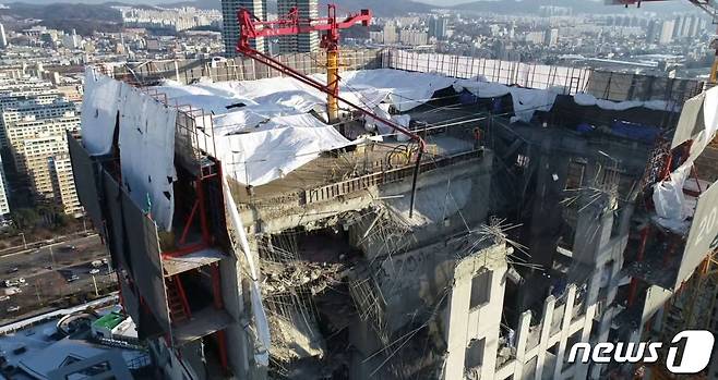 현대산업개발 아파트 신축 공사 붕괴 사고가 발생한 광주 화정동 화정아이파크 상공 촬영. 39층 높이의 아파트 3분의 1 가량의 바닥과 구조물, 외벽이 처참하게 무너져 있다.(광주시 제공 영상 캡처)2022.1.13/뉴스1 © News1 박준배 기자