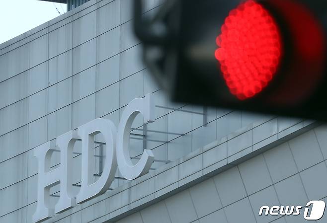 광주 서구 화정동 아이파크 외벽 붕괴사고로 작업자 6명이 실종되는 사고가 발생했다. 12일 광주시는 HDC현대산업개발이 진행하는 광주 지역 내 모든 건축 공사 관련해서 작업 중지 명령을 내렸다. 사진은 이날 서울 용산구 HDC현대산업개발 본사 모습. 2022.1.12/뉴스1 © News1 김명섭 기자