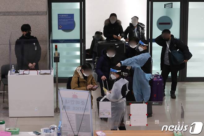 카자흐스탄의 대규모 소요 사태로 발이 묶여있던 아시아나 항공 승객들이 13일 인천공항 제1터미널에 도착하고 있다. 이날 아시아나 항공기 5781편으로 귀국한 승객과 승무원은 총 47명으로, 주한 카자흐스탄 대사관 근무자 가족 4명을 제외하고는 전부 우리 국민이다. 이들은 8일간 현지에 계류돼 있다가 알마티 국제공항이 정상화 되면서 귀국했다. 알마티에 입국했다가 시위로 인해 호텔로 대피했던 승객 7명 중 3명도 이번 귀국 항공편에 탑승했다. 2022.1.13/뉴스1 © News1 이성철 기자