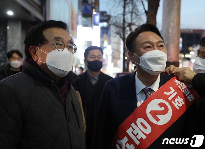 윤석열 국민의힘 대선 후보와 서병수 국민의힘 의원이 14일 오후 부산 부산진구 서면에서 서면 번화가를 둘러보고 있다.2022.1.14/뉴스1 © News1 노경민 기자