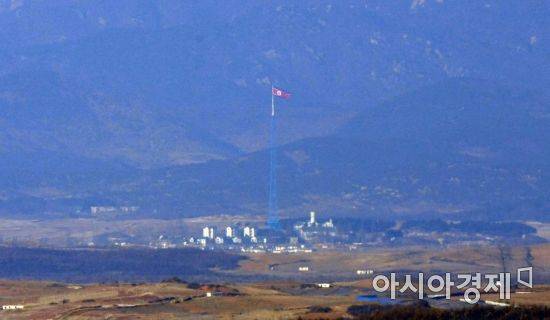 북한이 탄도미사일로 추정되는 발사체를 엿새 만에 다시 발사한 11일 경기 파주시 오두산 통일전망대에서 바라본 서부전선 비무장지대(DMZ) 북측 기정동 마을에서 인공기가 펄럭이고 있다./파주=김현민 기자 kimhyun81@