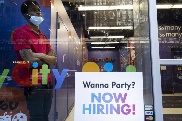 미국 뉴욕의 한 상점 유리창에 구인 공고문이 붙어 있다. /EPA연합뉴스