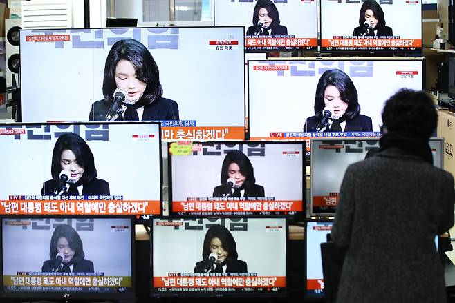 26일 오후 서울 용산구 용산전자상가에서 한 시민이 국민의힘 윤석열 대선 후보의 배우자 김건희 코바나컨텐츠 대표의 허위이력 의혹과 관련한 대국민 사과 기자회견 뉴스를 시청하고 있다. /연합뉴스