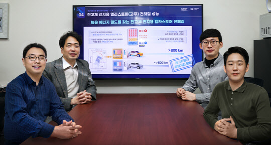 이승우 교수(앞줄 왼쪽부터 시계방향), 김범준 교수, 한정훈 연구원,이승훈 연구원은 엘라스토머 고분자 전해질을 개발하고, 이를 적용해 세계 최고 성능의 전고체 전지를 구현했다.



KAIST 제공
