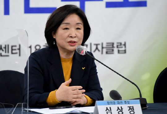 심상정 정의당 대선 후보가 12일 오후 서울 중구 한국프레스센터에서 열린 한국기자협회 초청 토론회에서 패널들의 질문에 답하고 있다. 연합뉴스