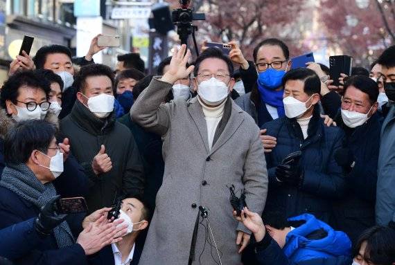 (인천=뉴스1) 국회사진취재단 = 이재명 더불어민주당 대선후보가 14일 ‘걸어서 민심 속으로’ 일환으로 인천시 부평 문화의거리를 찾아 인사하고 있다. 2022.1.14/뉴스1 /사진=뉴스1화상