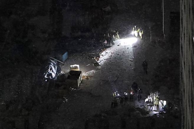 실종자 6명이 발생한 광주 서구 주상복합아파트 붕괴사고 사흘째인 13일 오후 119구조대가 현장에서 첫 야간 수색을 하고 있다. 연합뉴스