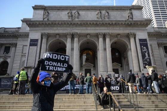 지난 6일 미 국회 의사당 앞에서 지난해 1월 6일 발생한 미 의회 폭동 사태를 규탄하는 시위가 열리고 있다. [AFP=연합뉴스]