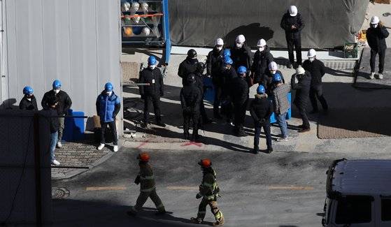 광주 서구 화정동 신축아파트 붕괴사고 나흘째인 14일 오후 경찰과 노동부 관계자들이 현대산업개발 현장사무실 압수수색에 나서고 있다. 연합뉴스