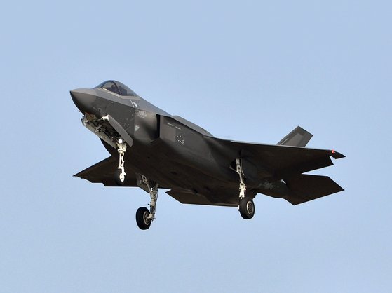 우리 공군에 실전 배치된 세계 최강 최신예 F-35A 스텔스 전투기가 4일 오후 충북 청주 공군기지 주변 상공을 비행하고 있다. '프리덤 나이트'(Freedom Knight?자유의 기사)로 명명된 F-35A 스텔스 전투기는 연말까지 총 40대를 미국으로부터 인도 받을 계획이다.프리랜서 김성태/2021.11.04.