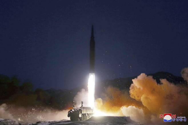 지난 11일 북한이 발사한 미사일 모습. 조선중앙통신 제공