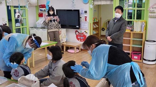 성주군은 14일 지역 내 전체 어린이집을 대상으로 PCR검사를 실시했다. (성주군 제공) 2022.01.14