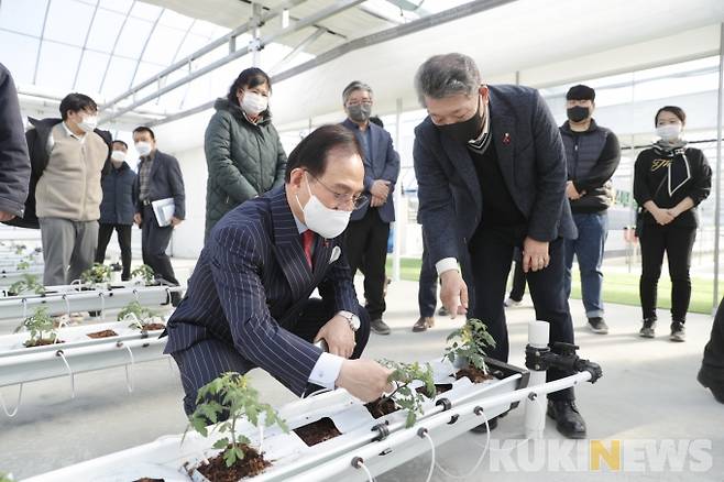 박상돈 천안시장이 14일 동천안농협 스마트팜 지원센터 시설을 둘러보면서 스마트팜 확산·발전 방향을 모색했다.
