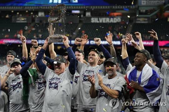 애틀랜타 선수들이 월드시리즈 우승 후 기뻐하고 있다. [연합뉴스 자료사진]