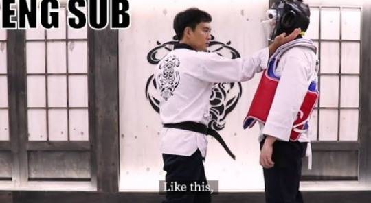 태권도 사범이 손날치기 동작을 선보이고 있다. [유튜브 이동희 실전태권도 동영상 캡처]