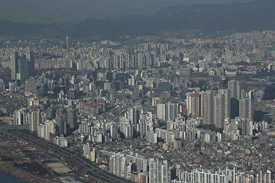 새해부터는 개인별 총 대출액이 2억 원을 넘으면 DSR 규제가 적용되는 등 대출 규제가 강화된다. 사진은 서울 시내 아파트 단지(매경DB).