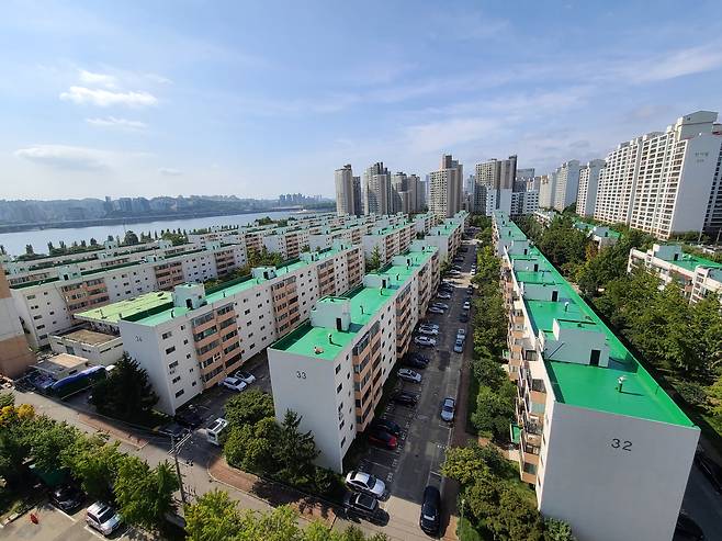 서울 집값 상승세가 주춤한데도 용산구 이촌 한강맨션 매매가는 연일 고공행진하는 분위기다. (매경DB)