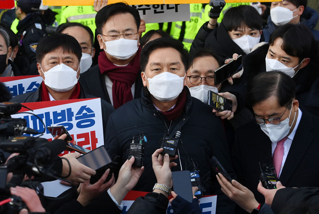 (서울=뉴스1) 국회사진취재단 = MBC를 항의 방문한 김기현 국민의힘 원내대표와 원내지도부가 14일 서울 상암동 MBC 앞에서 발언하고 있다. 이날 MBC는 윤석열 국민의힘 대선 후보 부인 김건희 씨의 '7시간 통화 녹음' 내용을 보도한다고 예고했다. 2022.1.14/뉴스1
