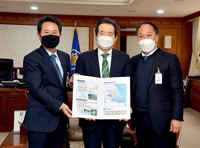 정동균 양평군수는 지난 2020년 12월 2일 정세균 총리를 만나 양평지역 현안을 건의했다. / 사진제공=양평군