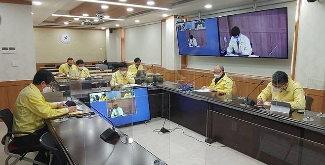 경기도교육청(교육감 이재정)은 평택지역 코로나19 확산에 13일 남부청사에서 설세훈 제1부교육감 주재로 긴급 대책회의를 열고 관련 지역 학생 감염 예방 대책을 논의했다. / 사진제공=경기도교육청