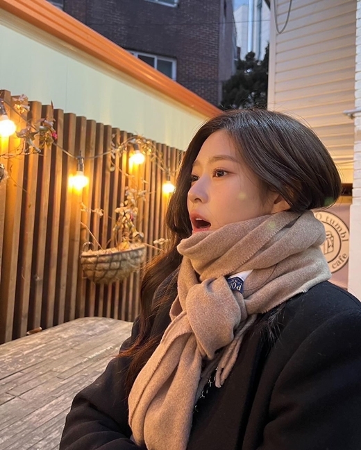 Kim Min-joo from girl group IZ*ONE showed off her outstanding beauty.Kim Min-joo posted several photos on his instagram on the 14th.In the public photos, Kim Min-joo, who is taking various facial expressions in front of the camera, is captured by the beauty of Kim Min-joo, who shines in the picture of the winter atmosphere.