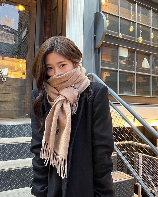 Kim Min-joo from girl group IZ*ONE showed off her outstanding beauty.Kim Min-joo posted several photos on his instagram on the 14th.In the public photos, Kim Min-joo, who is taking various facial expressions in front of the camera, is captured by the beauty of Kim Min-joo, who shines in the picture of the winter atmosphere.