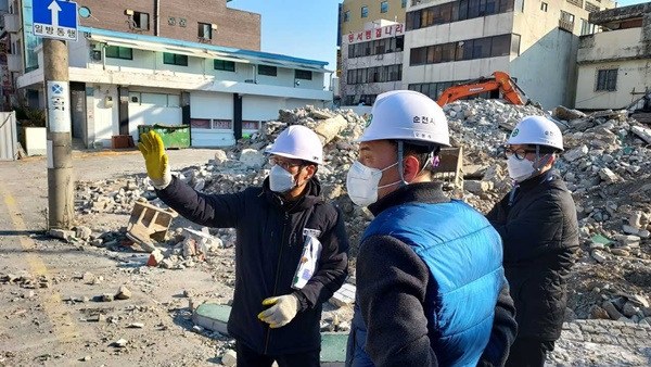 순천시 민관합동점검반이 14일 대형 공사 현장의 안전관리 준수여부를 점검하고 있다.