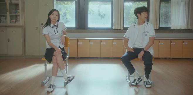 네이버가 제작한 드라마 '그 해 우리는'은 배우 최우식과 김다미가 주연을 맡은 로맨스 드라마다. 최근 온라인과 넷플릭스를 통해 인기를 얻고 있다.['그 해 우리는' 캡쳐]