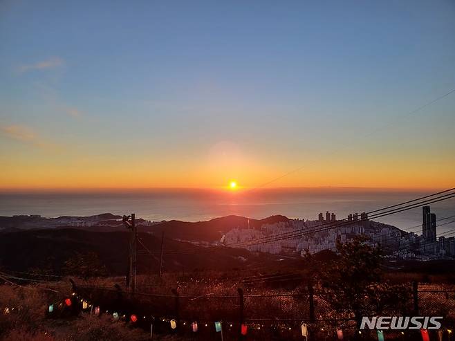 [부산=뉴시스] 이동민 기자=2022년 임인년(壬寅年) 첫날인 1일 해운대 앞바다 위로 새해가 떠오르고 있다. 2022.01.01. eastsky@newsis.com