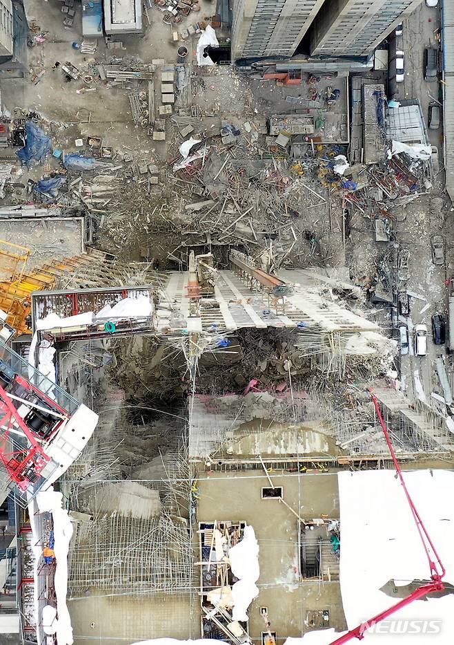 [광주=뉴시스] 신대희 기자 = 12일 오후 광주 서구 화정동 현대아이파크 건설현장, 공사 중에 외벽이 무너져 내려 내부 철골구조물 등이 드러나 있다. 현재 6명이 소재불명 상태이지만 구조물 안정성이 확보되지 않아 수색에도 난항을 겪고 있다.   2022.01.12. sdhdream@newsis.com