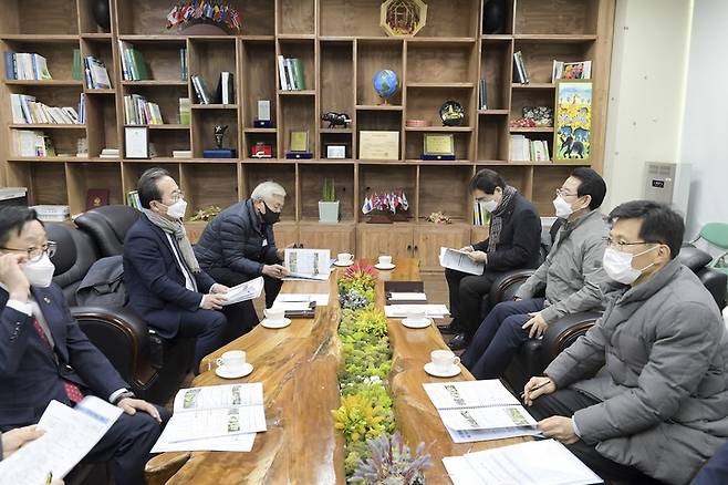 김영록 전남도지사와 허석 순천시장이 14일 2023순만국제정원박람회장에서 준비 상황을 둘러 본뒤 열린 보고회에서 대화하고 있다. 순천시 제공 *재판매 및 DB 금지