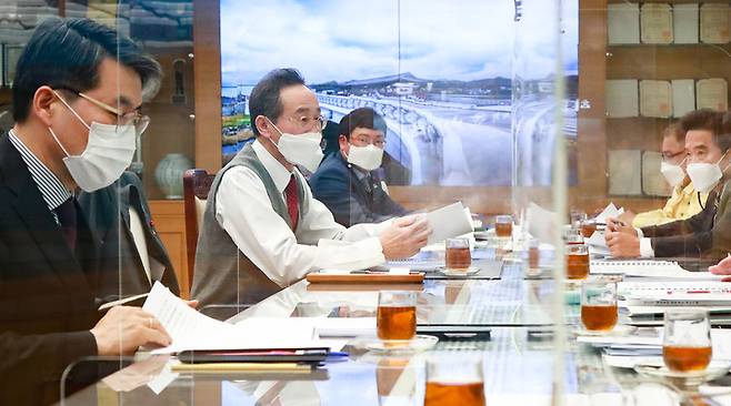 [전주=뉴시스] 14일 전북도청 회의실에서 송하진 도지사 주재로 '2023년 국가예산 신규사업 발굴 보고회'를 갖고 전라북도의 신산업지도 구축과 미래먹거리 사업 중점 발굴등 향후 국가예산 확보방안을 중점 논의하고 있다. photo@newsis.com *재판매 및 DB 금지