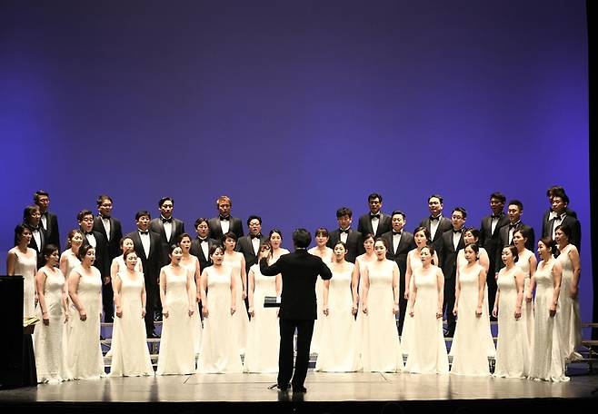 [수원=뉴시스] 수원시립합창단 공연. 2022.1.14. (사진=수원시립합창단 제공) *재판매 및 DB 금지