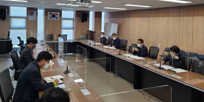 이차영 괴산군수(오른쪽 두번째)가 지난 11일 원주지방환경청을 찾아 주민의 환경권과 생존권 침해 등 의료 폐기물 처리시설이 조성되면 안되는 이유를 설명하며, 업체의 허가기간 연장신청에 대한 불허처분을 건의하는 모습. 괴산군 제공