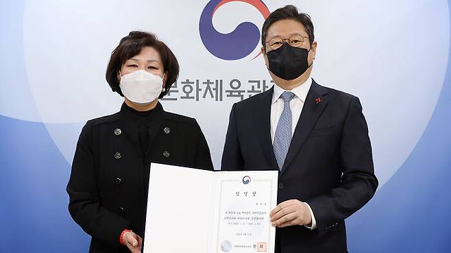 신임 최정숙 코리안심포니오케스트라 대표이사에게 임명장을 수여한 뒤 기념 촬영하는 황희 문화체육관광부 장관(오른쪽) (사진=문화체육관광부 제공, 연합뉴스)