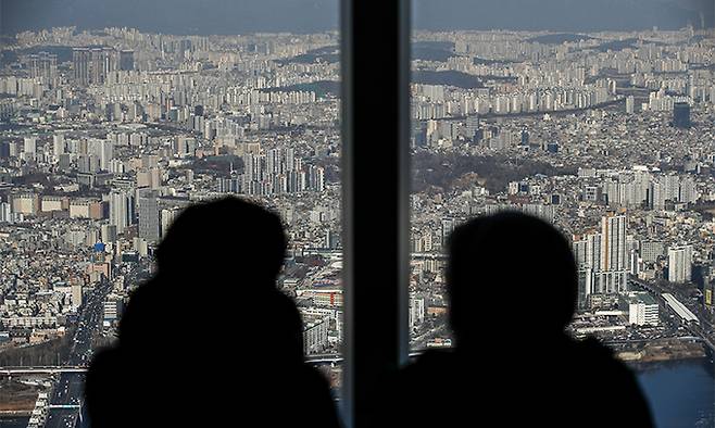 14일 서울 송파구 롯데월드타워 전망대에서 바라본 서울시내 아파트의 모습. 뉴시스