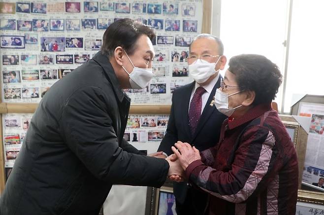 국민의힘 윤석열 대선 후보가 14일 경남 창원시 마산합포구에 위치한 신신예식장을 방문해 무료 예식 봉사로 잘 알려진 백낙삼·최필순 부부와 만남을 갖고 있다. 뉴시스