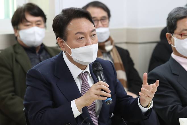 국민의힘 윤석열 대선 후보가 14일 오후 경남 창원시 마산회원구 봉암공단회관에서 열린 기업협의회와 간담회에 참석해 발언하고 있다. 연합뉴스