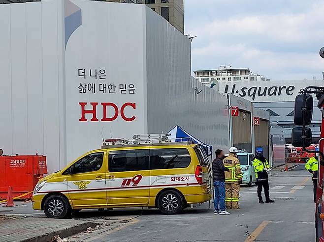 지난 11일 오후, 신축 중인 아파트 외벽이 무너져 내린 광주 서구 화정동 HDC현대아이파크 공사 현장. 외벽에 '더 나은 삶에 대한 믿음 HDC'라는 문구가 적혀 있다. ⓒ시사저널 정성환