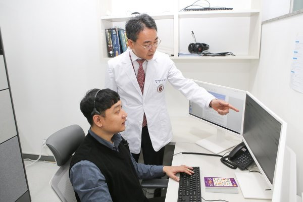 고대안암병원 서울시 독성물질 중독관리센터 이성우 센터장(오른쪽)과 신요한 연구원이 전담 콜센터에 걸려온 독성물질에 대한 상담에 응하고 있다.