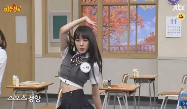 노제 또한 지난해 11월 방송된 ‘아는형님’에 출연해 크롭 교복 의상을 입고 나와 일부 누리꾼의 지적을 받았다. JTBC 방송 화면