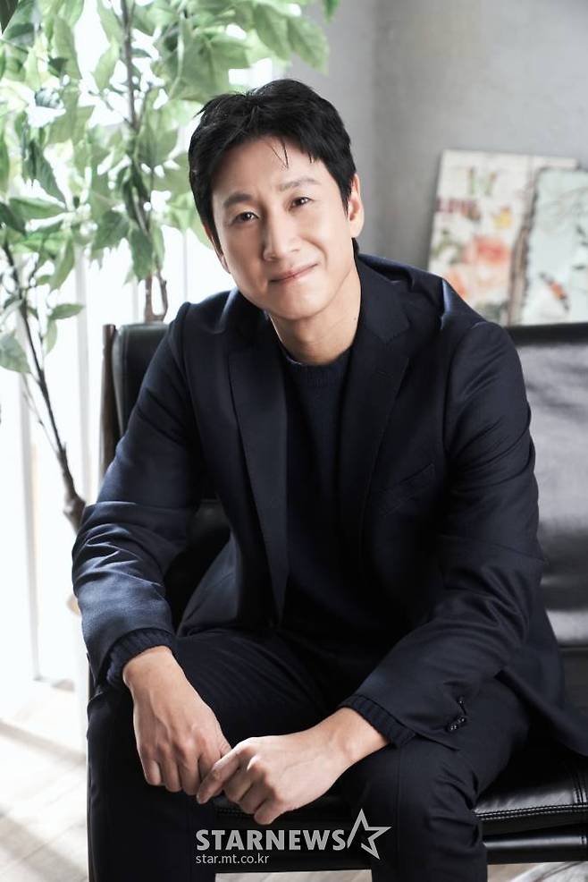 영화 '킹메이커'(감독 변성현)의 주연배우 이선균이 14일 오후 진행된 화상 인터뷰를 위해 포즈를 취하고 있다.   세상을 바꾸기 위해 도전하는 정치인 김운범과 존재도 이름도 숨겨진 선거 전략가 '서창대'가 치열한 선거판에 뛰어들며 시작되는 드라마를 그린 영화 '킹메이커'는 오는 26일 개봉된다. /사진제공=메가박스중앙(주)플러스엠 2022.01.14 /사진=이동훈 기자 photoguy@